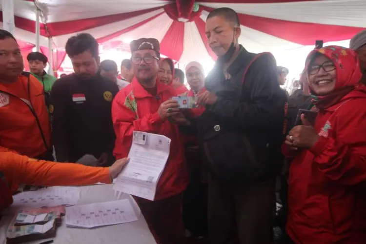 Ribuan Warga Kabupaten Cirebon Antusias Terima Dana BLT Perlinsos