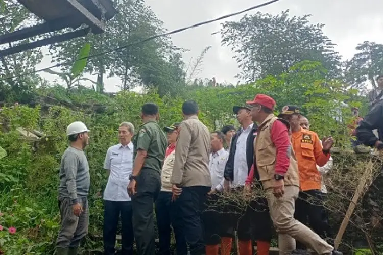 Terjun Langsung ke Lokasi Longsor, Dedie : Pencarian Dilakukan Secara Manual