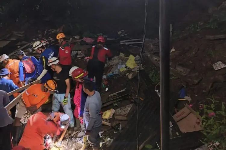 Kisah Pilu Longsor Sirnasari, Abah Edi Lihat Putranya Meninggal dengan Leher Terjerat Kawat