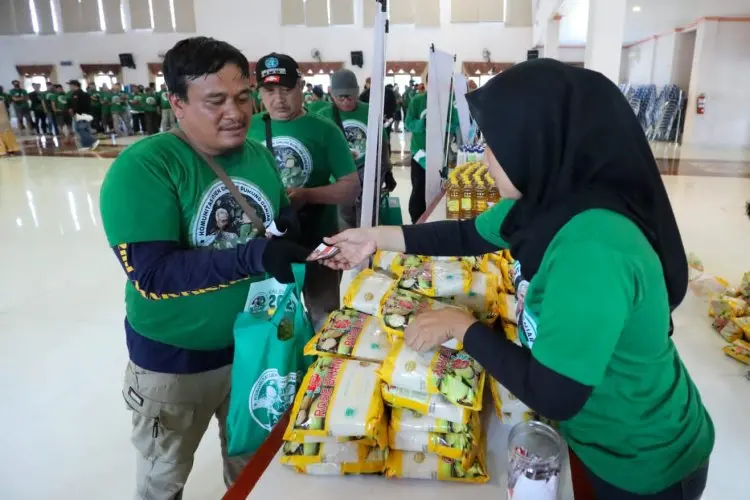 Gelar Bazar Oli hingga Sembako Murah di Cirebon, Kajol Indonesia Solider Bantu Rekan se-Profesi