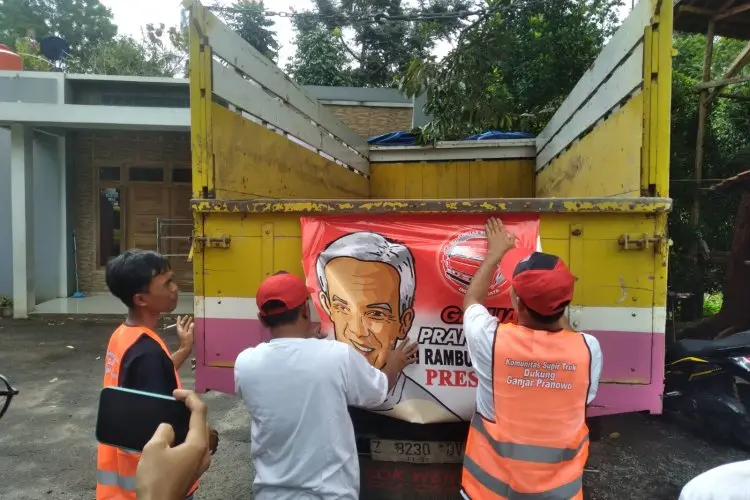 KST Dukung Ganjar Beri Bantuan Rompi dan Sepatu Safety untuk Sopir Truk di Garut