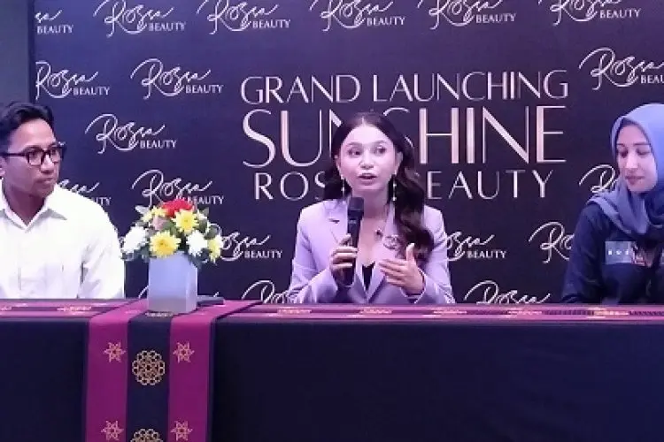 Ingin Jangkau Semua Perempuan Indonesia, Diva Musik Indonesia Rossa dan MUA Bubah Alfian Luncurkan Produk Baru Kosmetik