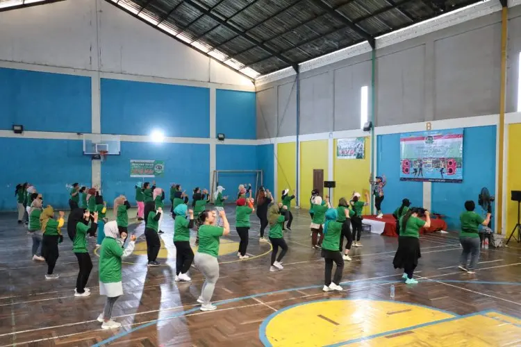 Jaga Kebugaran Saat Bekerja, Kajol Indonesia Gelar Senam Zumba untuk Ojol Wanita