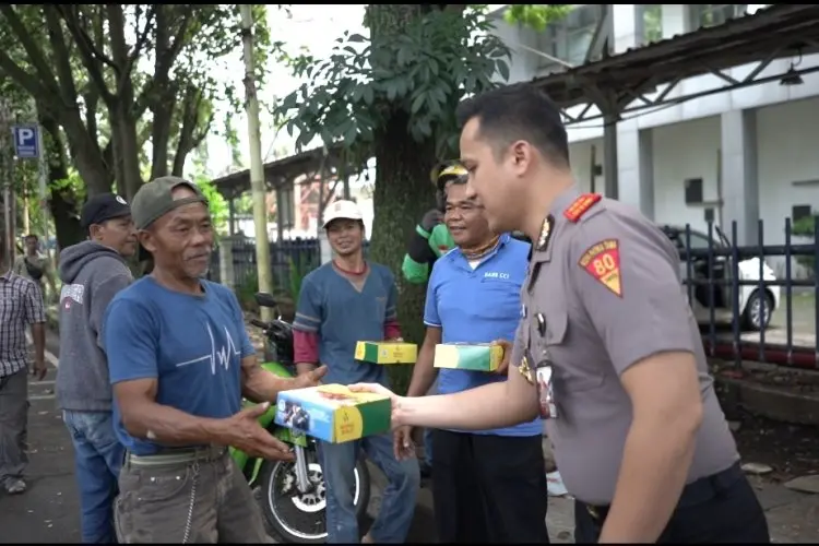 Mahasiswa STIK Bagikan Takjil dan Berdiskusi dengan Komunitas Ojek