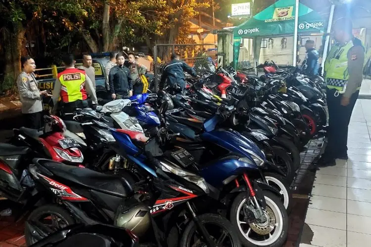 Nongkrong Tapi Bawa Senjata Tajam Sambil Tenggak Miras, Kelompok Motor di Bandung Diamankan Polisi 