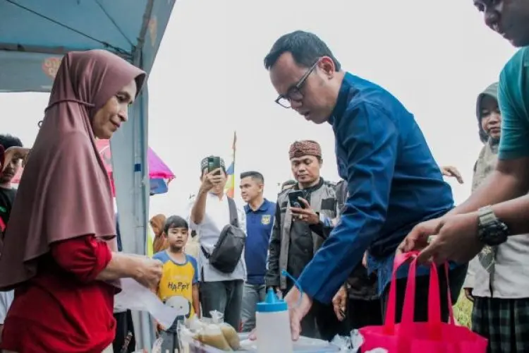 Bima Ngabuburit, Borong dan Bagikan Takjil Hingga Jenguk Warganya Yang Sakit