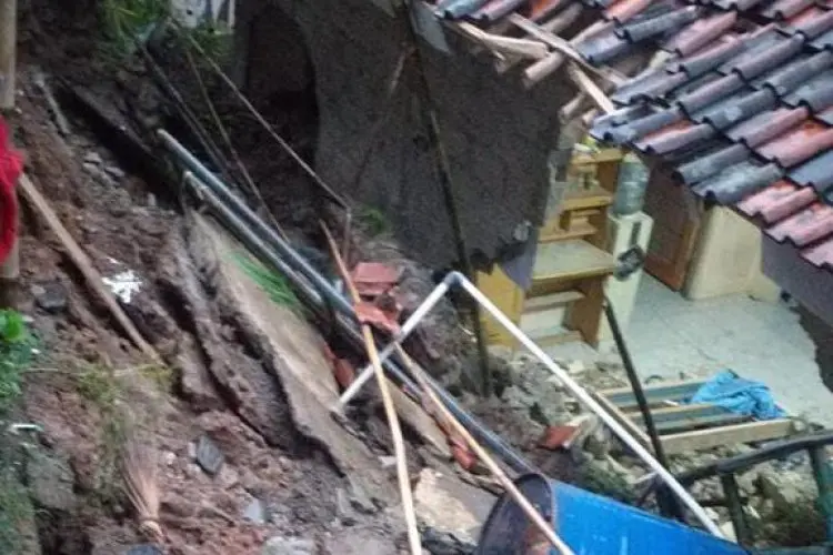  Hujan Deras dan Angin Kencang Rusak Lima Rumah di Kabupaten Bogor