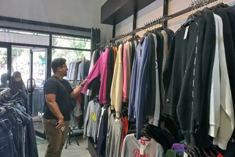 Penjualan Pakaian Bekas Impor Dilarang, Omzet Pedagang di Cirebon Menurun