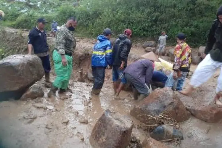 Hujan Deras Sore Hingga Malam, Banjir Terjang Lima Kecamatan di Garut