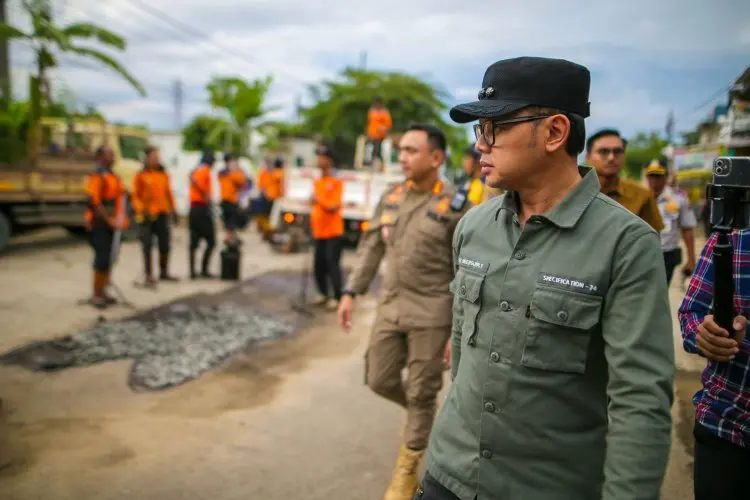 Bima Arya Patroli Jalan Rusak, Jika Membahayakan Langsung Tambal