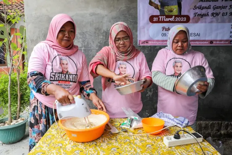 Buka Peluang Usaha bagi Kaum Hawa, Srikandi Ganjar Gelar Pelatihan Memasak dan Menghias Bolu di Cirebon