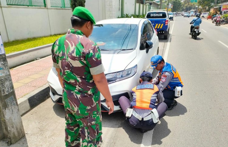 Gelar Operasi Gakkum, Belasan Kendaraan yang Parkir Sembarangan Digembok Petugas Dishub Kota Cimahi