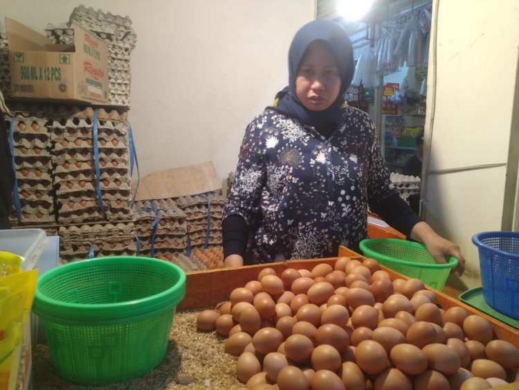 Harga Telur Merangkak Naik, Pedagang Pasar Tagog Padalarang Khawatir Tidak Laku