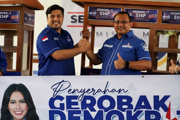 Anton Suratto Bagikan Ratusan Gerobak ke DPC Demokrat seJawa Barat