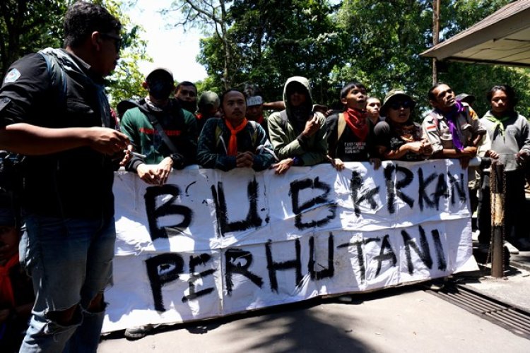 FOTO: Aksi Pencinta Alam Kecam Perusakan Alam di Jawa Barat