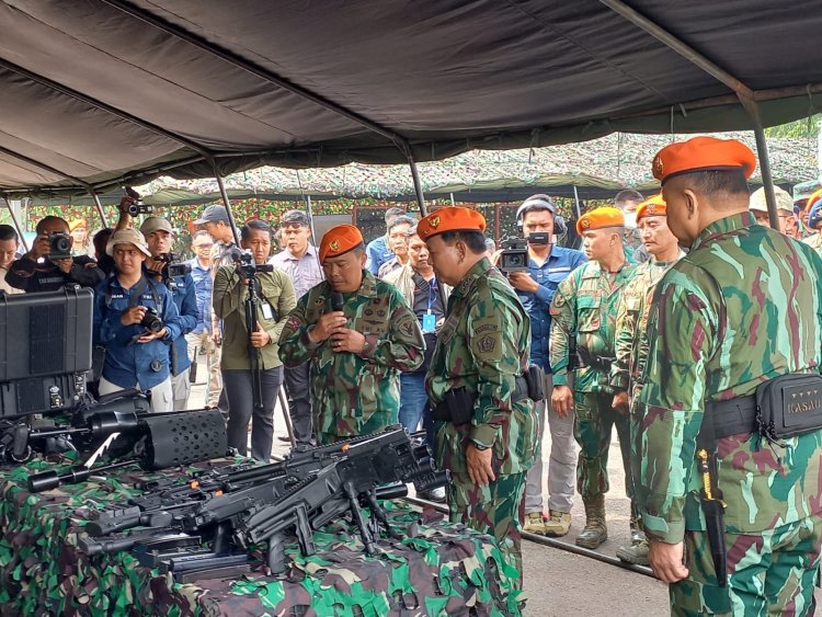 Menhan Prabowo Subianto Menjadi Warga Kehormatan Kospasgat TNI AU