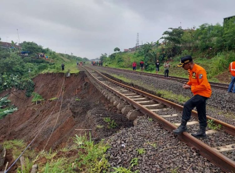Longsor Tebing di Kelurahan Empang Bogor, Jalur KA Bogor-Sukabumi Terancam Ambrol