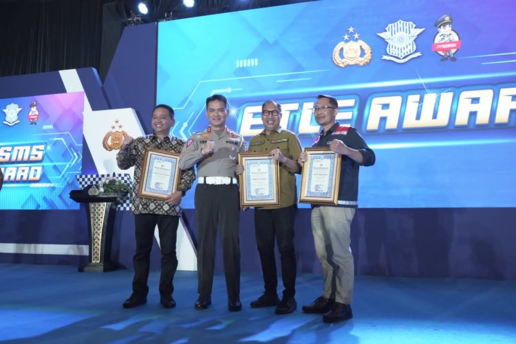 Sumbangsih Dalam Program Tilang Elektronik, Ridwan Kamil Terima Penghargaan dari Polri
