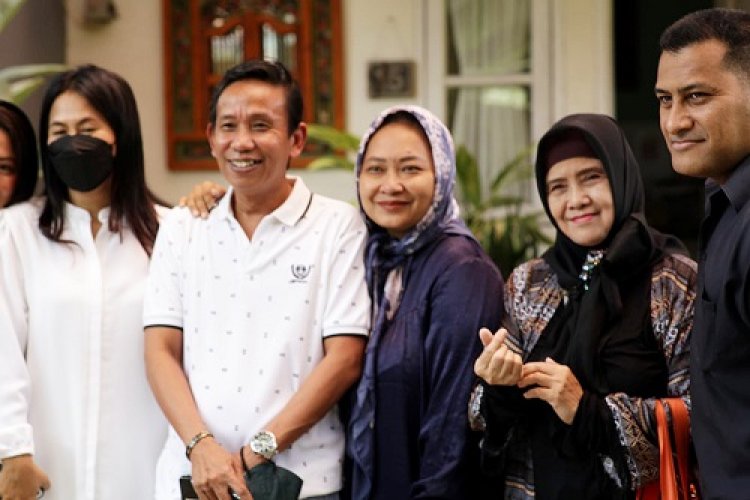 Keluarga Besar Sitkom Bajai Bajuri Takziyah ke Rumah Emak Nani Wijaya