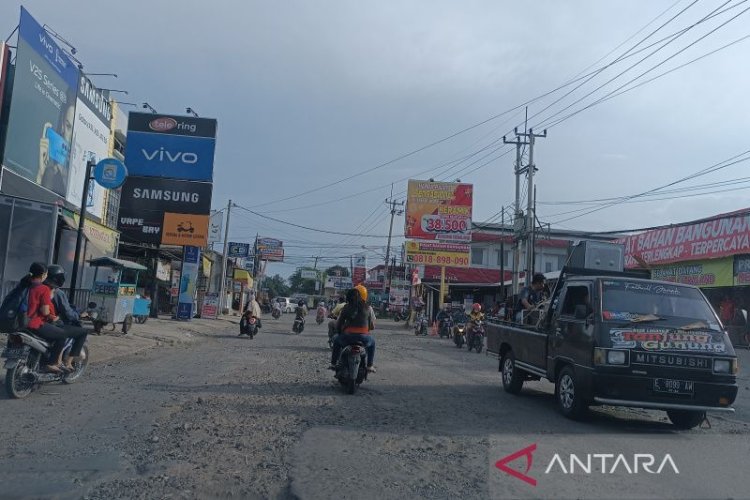 Pemkot Cirebon Perbaiki Jalan Rusak Akibat Air Hujan