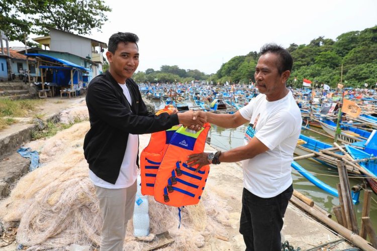 Perhatikan Keselamatan Nelayan, Komunitas Nelayan Pesisir Dukung Ganjar Berikan Pelampung di Pelabuhan Santolo
