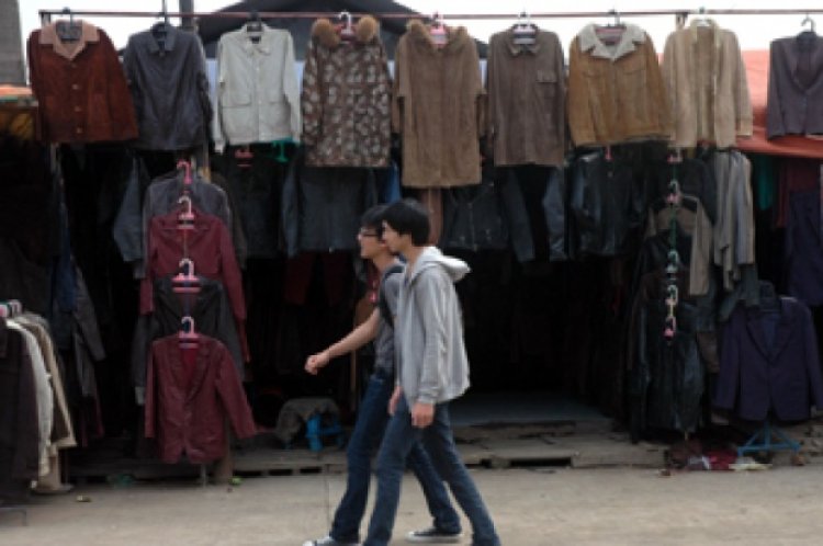 Kebijakan Larangan Thrifting Membuat Omzet Pedagang Pasar Gedebage Bandung Menurun