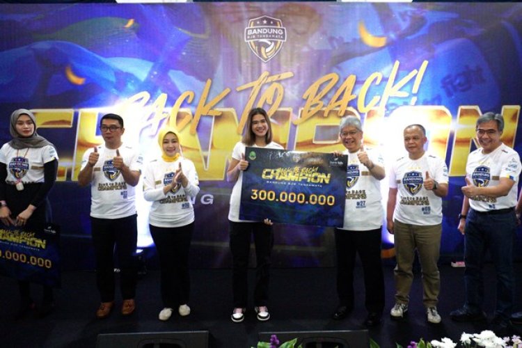 FOTO: Penyerahan Kadeudeuh Juara Tim Bola Voli Putri Bandung BJB Tandamata