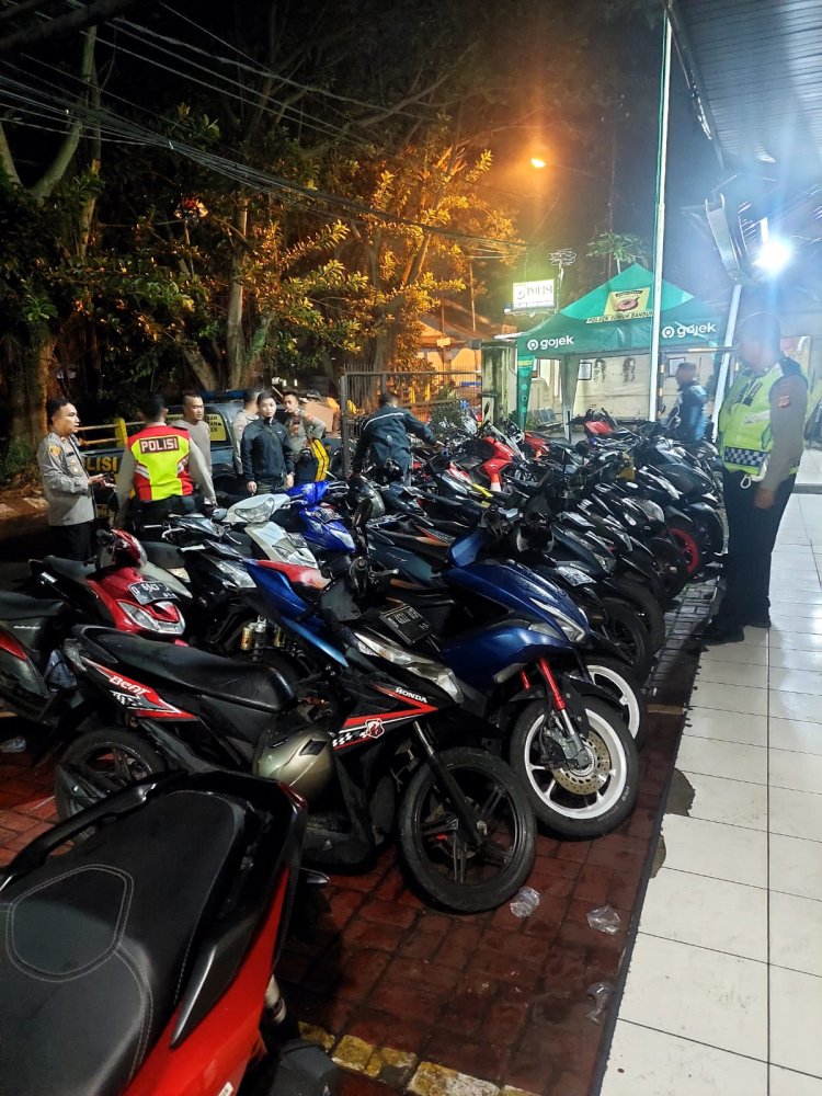 Nongkrong Tapi Bawa Senjata Tajam Sambil Tenggak Miras, Kelompok Motor di Bandung Diamankan Polisi 