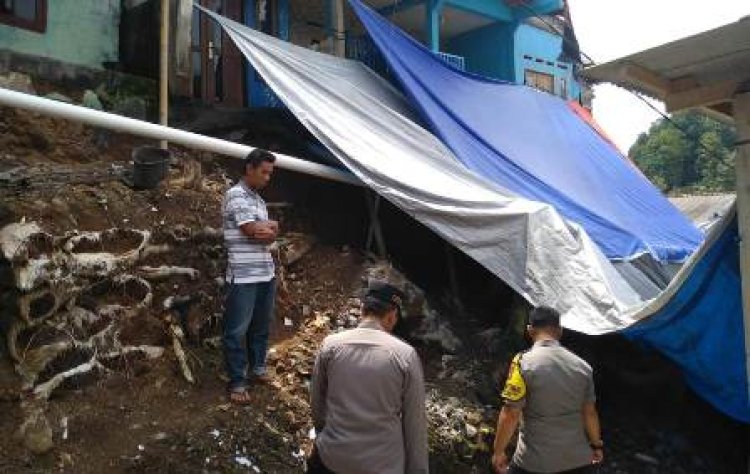 Akibat Cuaca Ekstrem Akhir Pekan Lalu, Sejumlah Sepeda Motor dan Rumah di Bogor Rusak