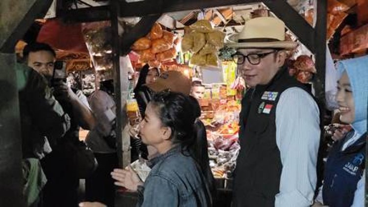 Sidak ke Pasar Kiaracondong, Ridwan Kamil Diserbu Masyarakat Hingga Dapat Lagu Spesial