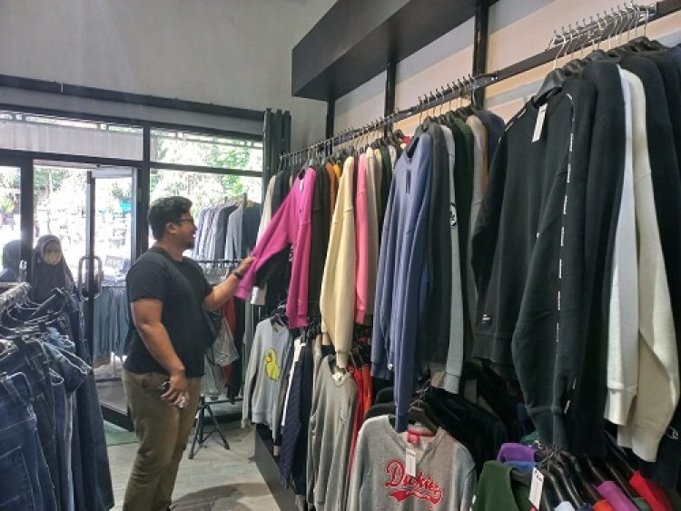 Penjualan Pakaian Bekas Impor Dilarang, Omzet Pedagang di Cirebon Menurun
