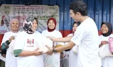 Raih Berkah Ramadan, KST Pendukung Ganjar Berikan Bantuan Mukena untuk Para Janda di Cikarang