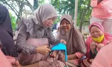 Ngabuburit Asyik, Mak Ganjar Gelar Kursus Membuat Bunga Kertas di Depok