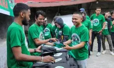 Ngabuburit Seru, Kajol Indonesia Bagikan Ratusan Jas Hujan untuk Driver Ojol