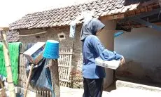 Tak Gengsi Dagang Risoles Keliling, Siswi Berprestasi dari MA Cikande Ini Jadi Kebanggaan Sekolah