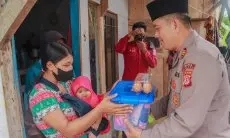 Senyum Bahagia Warga Cipageran Cimahi Terima Sembako dan Baju Lebaran dari Kapolres Cimahi 