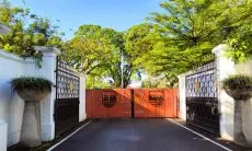 Wali Kota Bandung Dijemput KPK, Rumah Dinas Yana Mulyana Mendadak Sepi, Pintu Tertutup Rapat