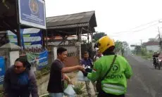 Tak Ingin Ketinggalan Momen Ramadan, PWI KBB Bekerjasama dengan IKWI Jabar Bagikan Takjil Gratis untuk Warga