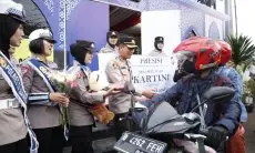 Sambut Hari Kartini, Polwan Polresta Bandung Bagi-bagi Bunga, Takjil dan Gendongan Bayi di Jalur mudik Lintas Selatan Nagreg