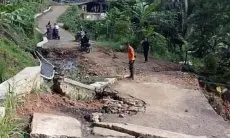 Lagi, Jalan Sukamakmur Amblas Karena Pergeseran Tanah