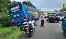 Polisi Gercep Evakuasi Penumpang Bus Terperosok di Exit Tol Bogor