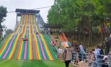 Tahun Kedua, Wahana Rainbow Slide di Floating Market Masih Banyak Diburu Wisatawan 