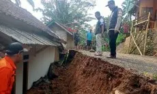 Longsor di Karangagung Timpa Rumah Warga Garut