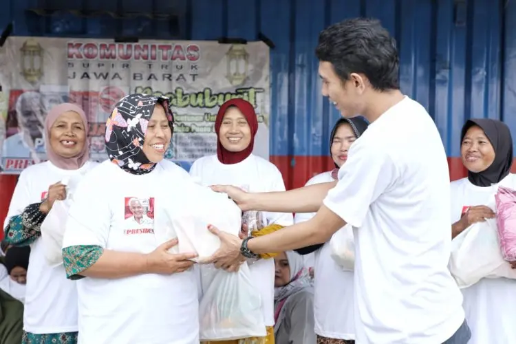 Raih Berkah Ramadan, KST Pendukung Ganjar Berikan Bantuan Mukena untuk Para Janda di Cikarang