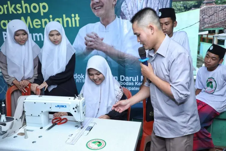 Tambah Ketrampilan Santri di Ponpes Darul Ma'rif, SDG Berikan Pelatihan Menjahit