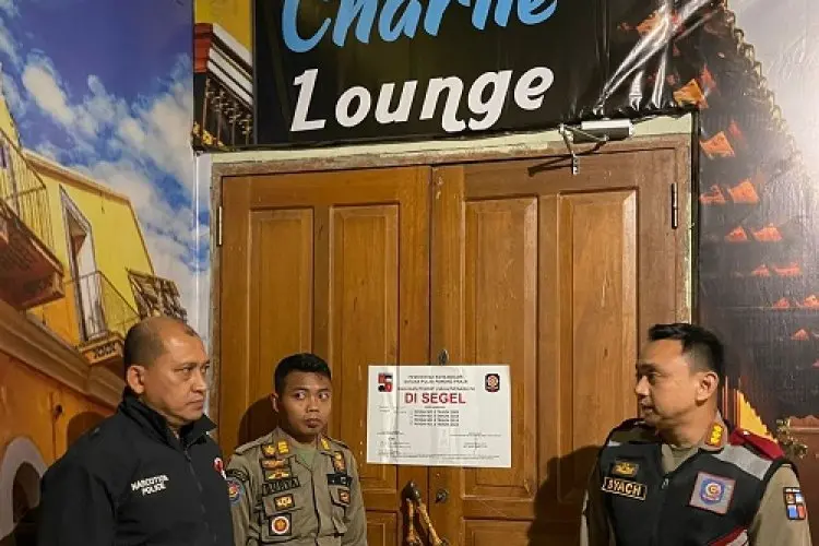 Tetap Operasional Saat Ramadan, THM Charlie Lounge Disegel Satpol PP dan Polisi