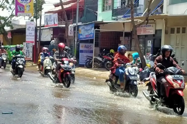 Drainase Buruk Sebabkan Banjir Cileuncang setiap Hujan di Jalan Raya Kopo-Soreang