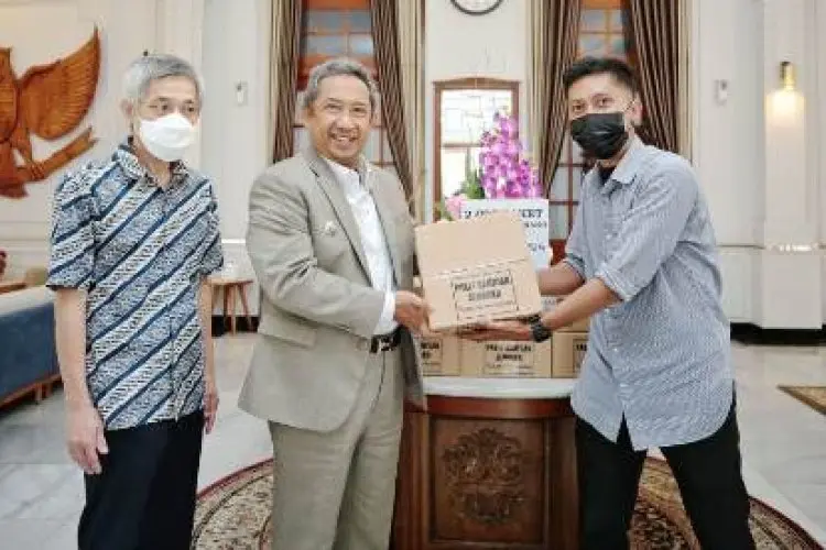 Mayapada Grup Serahkan 2.000 Paket Sembako kepada Pemkot Bandung