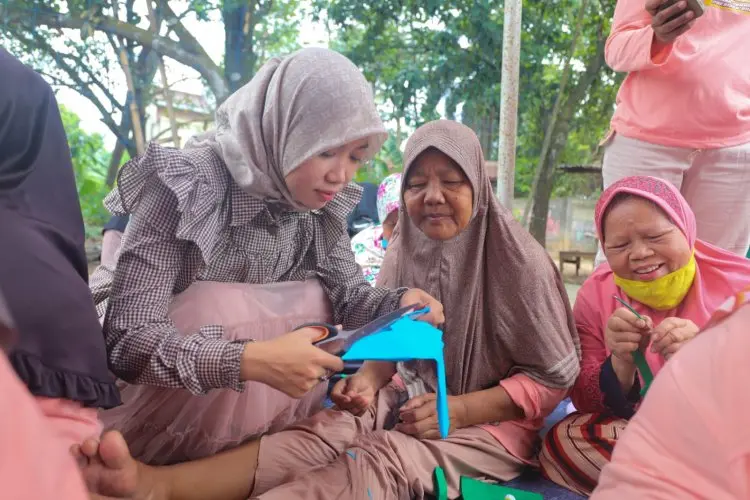 Ngabuburit Asyik, Mak Ganjar Gelar Kursus Membuat Bunga Kertas di Depok