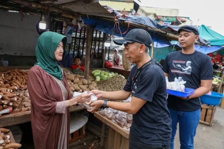 Berbagi Kebahagiaan Saat Ramadan, GMP Bagikan Takjil Gratis